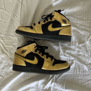 Air Jordan retro 1 mid gold coin